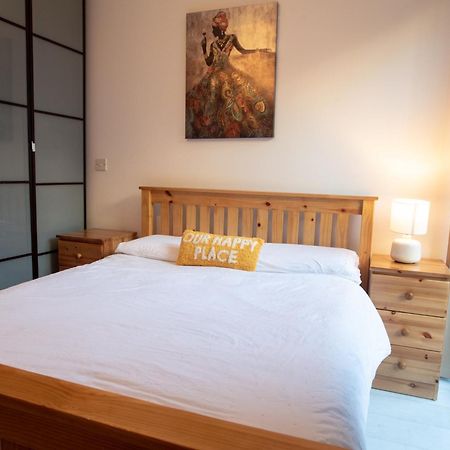 Two-Bedroom Luxury Apartment With Workspace, Free Secure Parking & Coffee Бирмингам Екстериор снимка