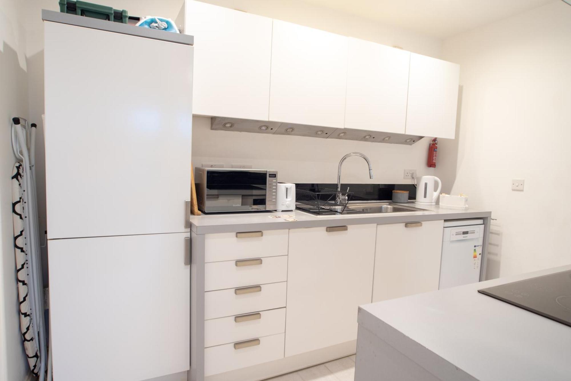 Two-Bedroom Luxury Apartment With Workspace, Free Secure Parking & Coffee Бирмингам Екстериор снимка