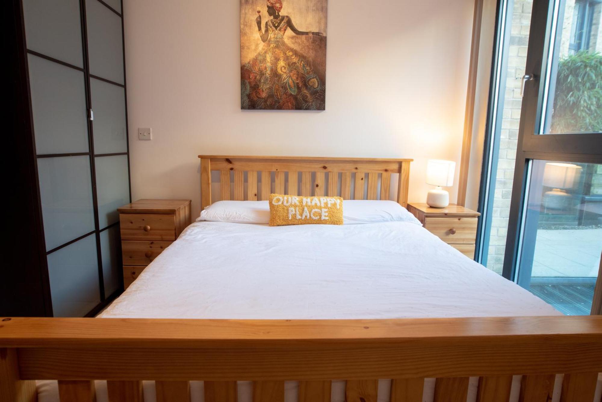 Two-Bedroom Luxury Apartment With Workspace, Free Secure Parking & Coffee Бирмингам Екстериор снимка