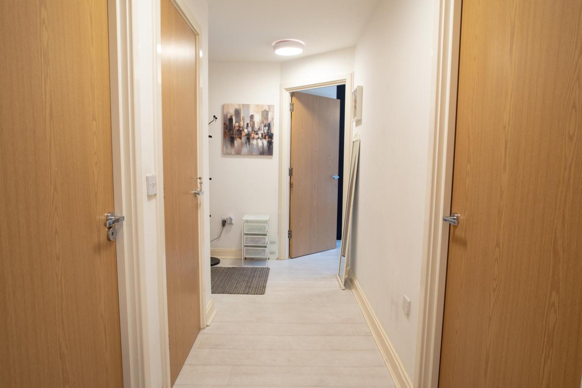 Two-Bedroom Luxury Apartment With Workspace, Free Secure Parking & Coffee Бирмингам Екстериор снимка