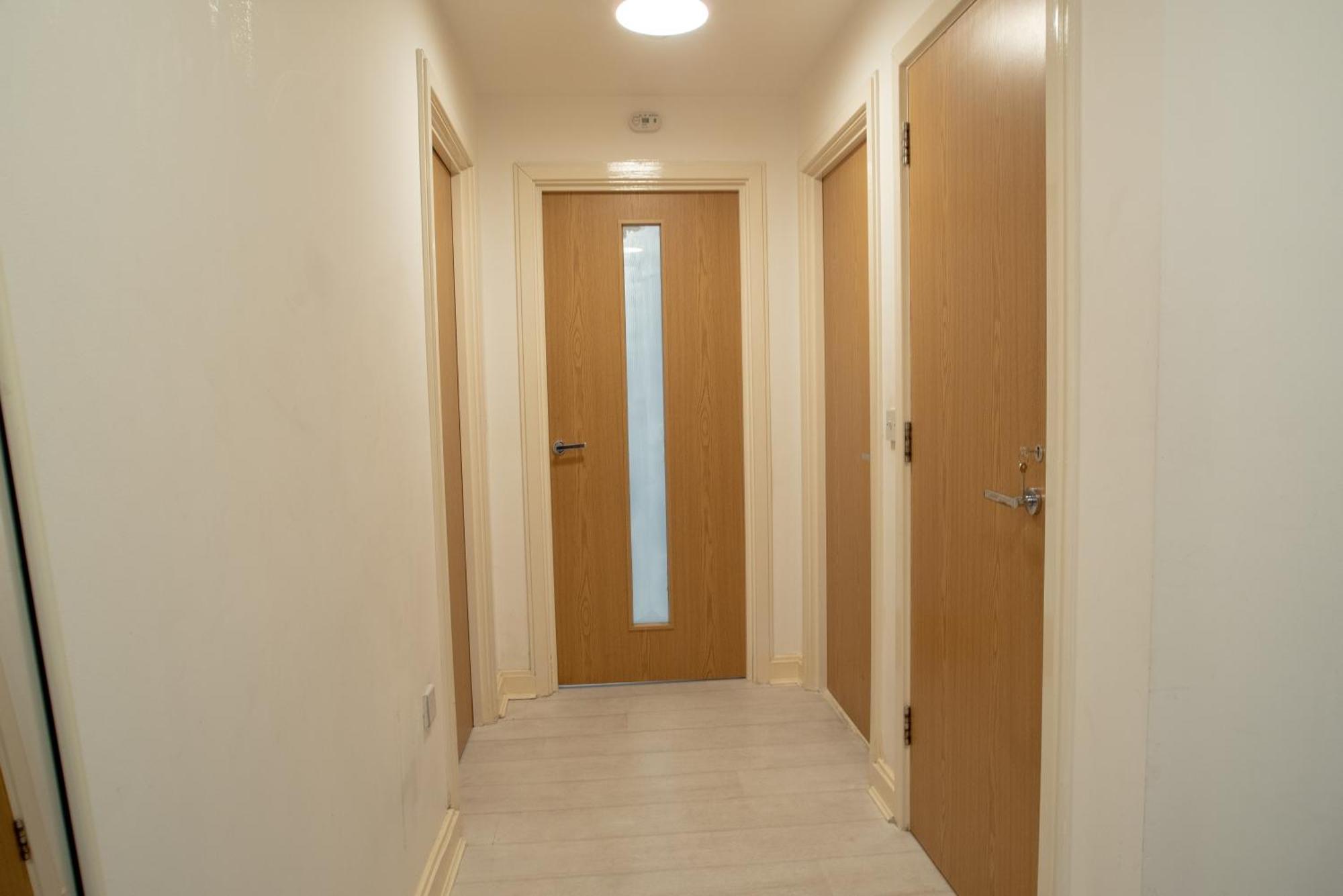 Two-Bedroom Luxury Apartment With Workspace, Free Secure Parking & Coffee Бирмингам Екстериор снимка