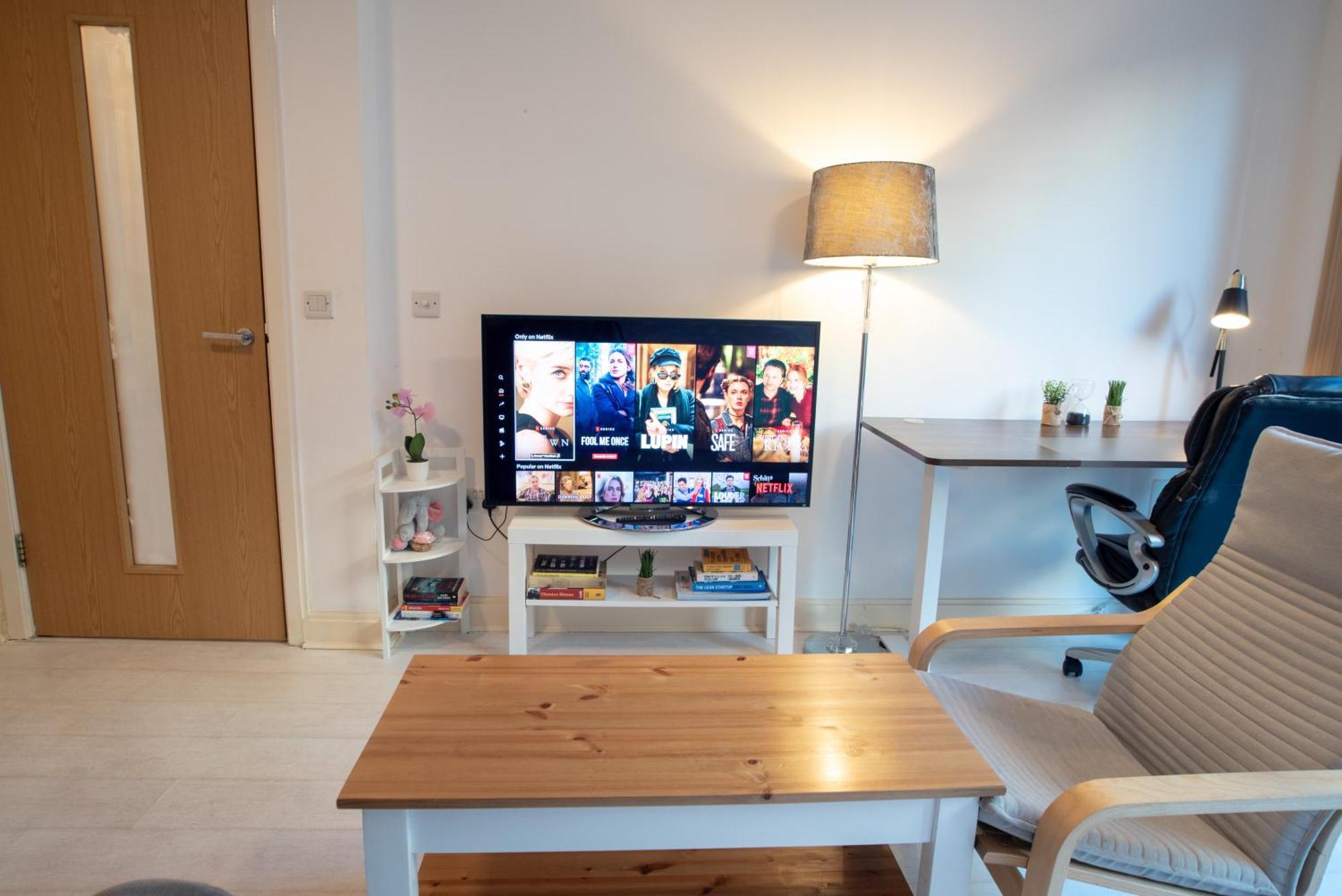 Two-Bedroom Luxury Apartment With Workspace, Free Secure Parking & Coffee Бирмингам Екстериор снимка