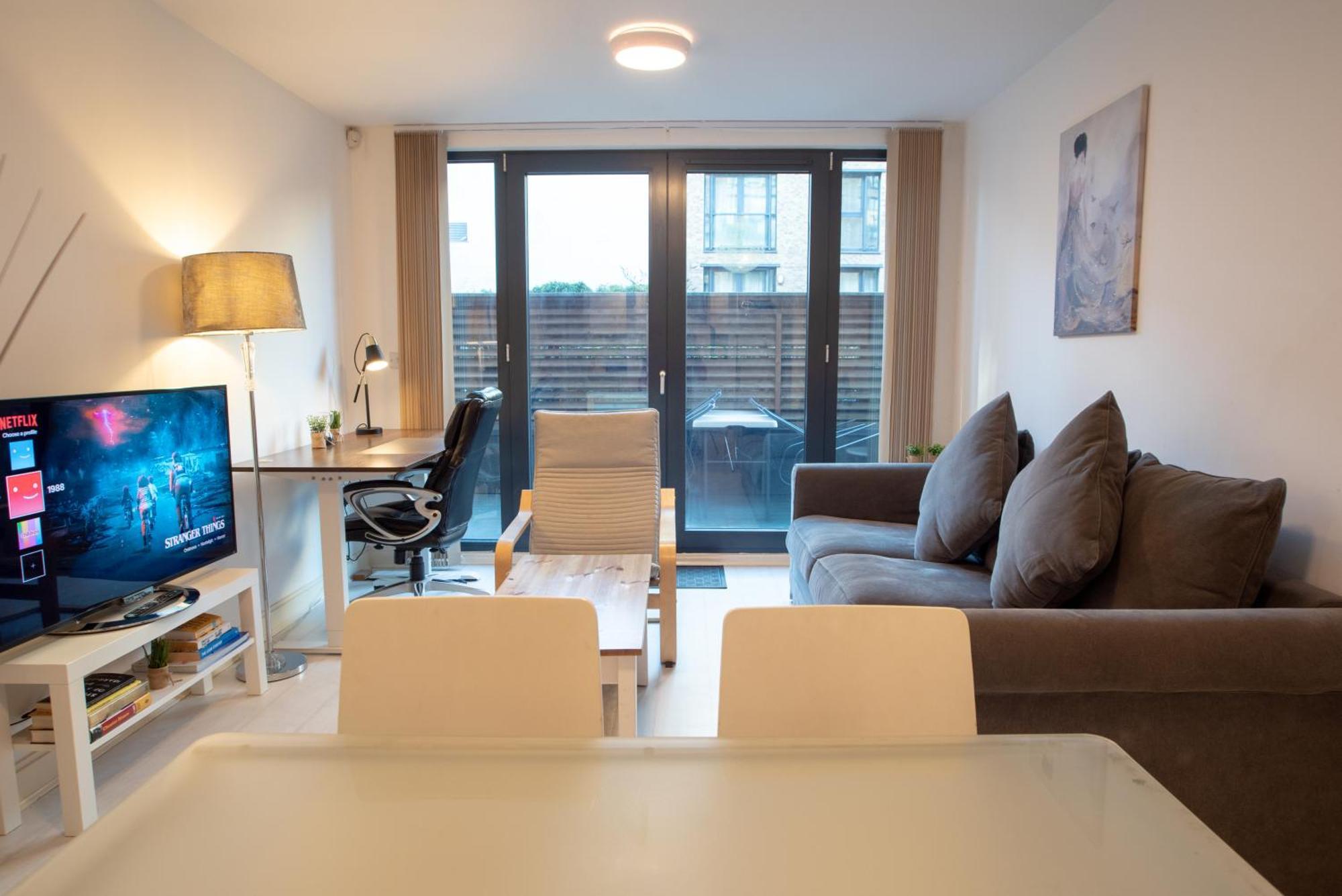 Two-Bedroom Luxury Apartment With Workspace, Free Secure Parking & Coffee Бирмингам Екстериор снимка