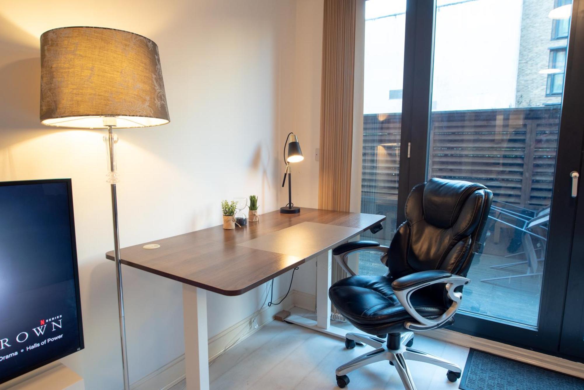 Two-Bedroom Luxury Apartment With Workspace, Free Secure Parking & Coffee Бирмингам Екстериор снимка