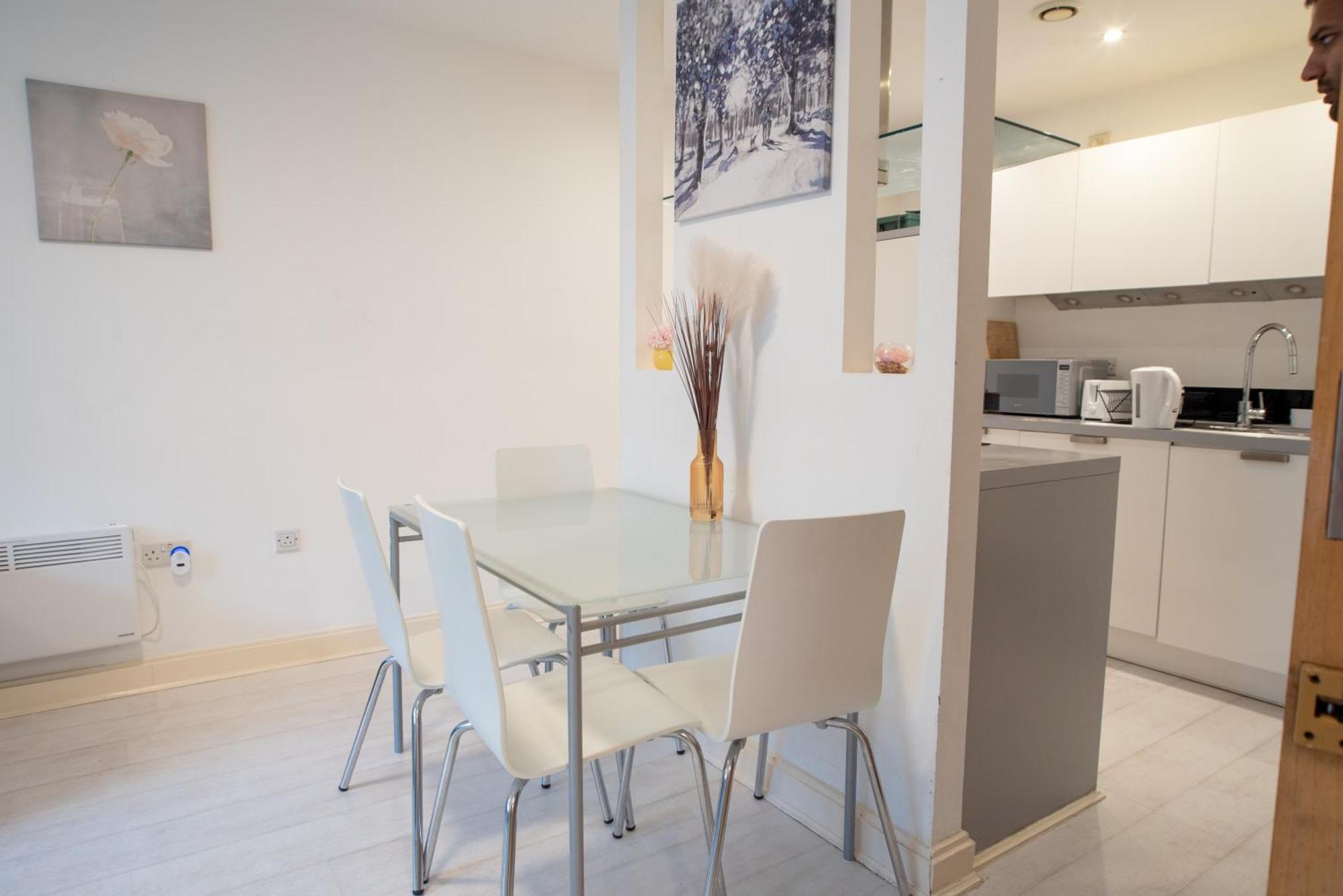 Two-Bedroom Luxury Apartment With Workspace, Free Secure Parking & Coffee Бирмингам Екстериор снимка