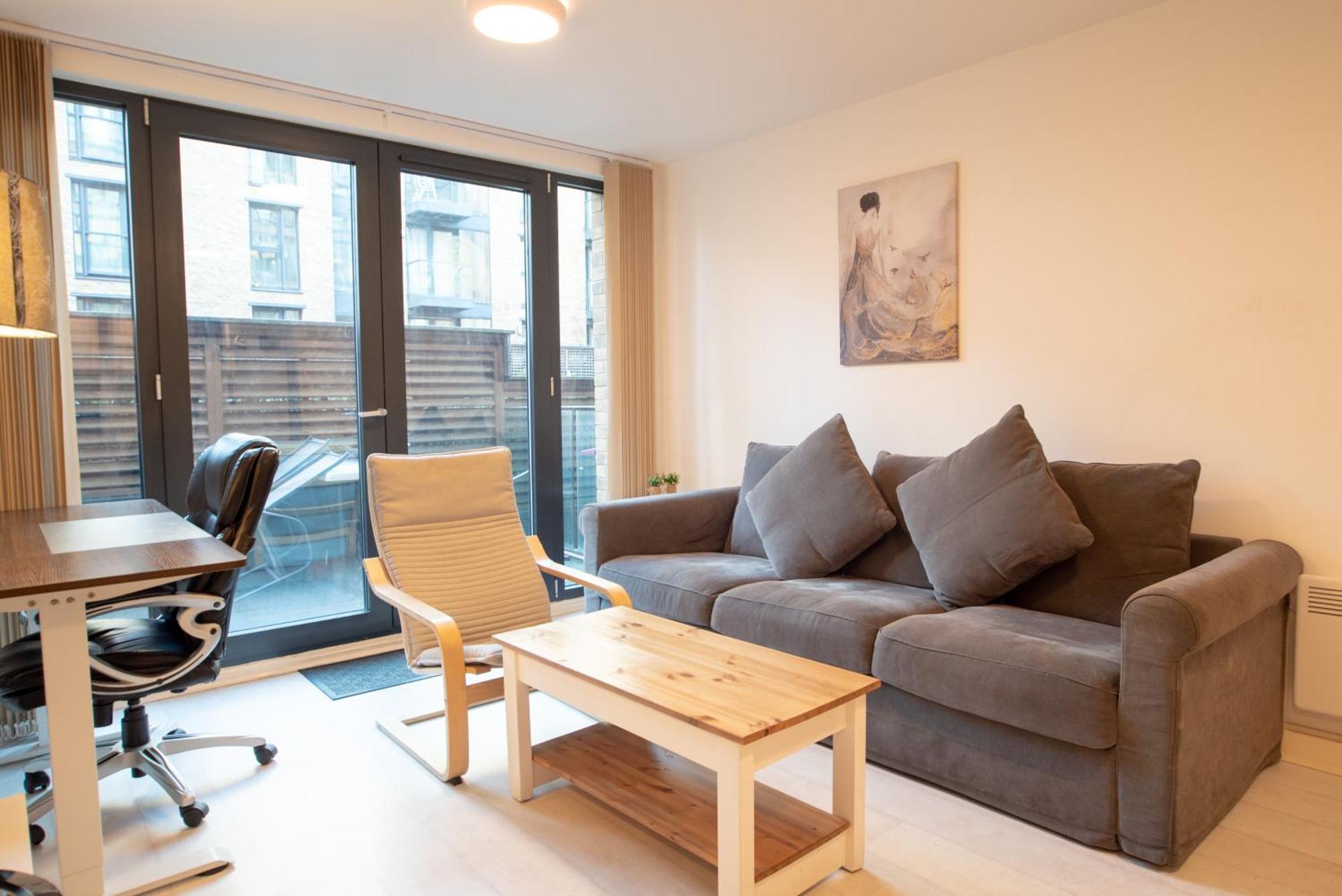 Two-Bedroom Luxury Apartment With Workspace, Free Secure Parking & Coffee Бирмингам Екстериор снимка