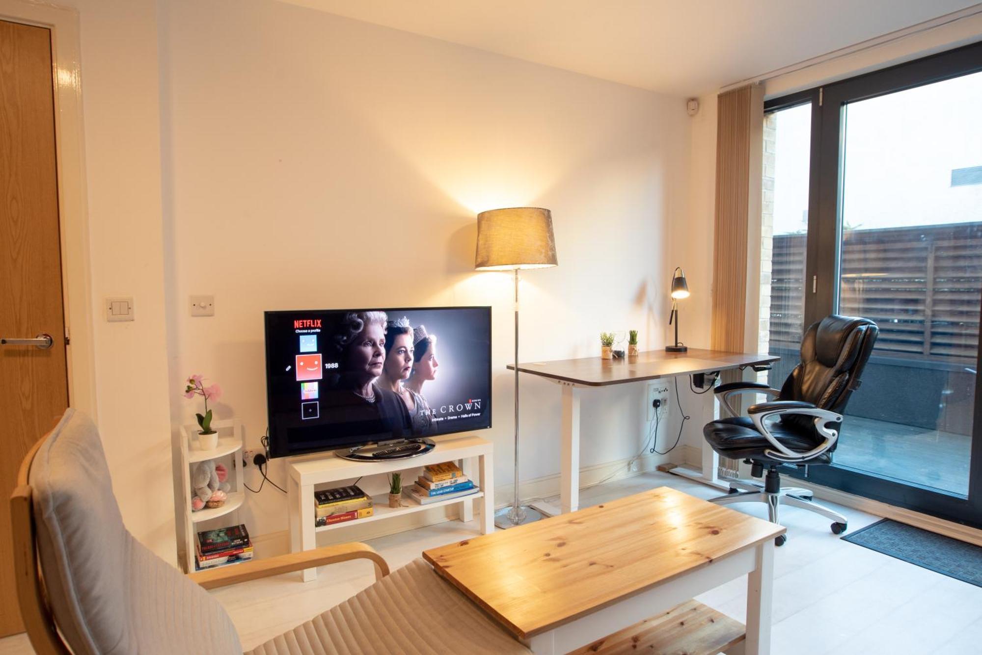 Two-Bedroom Luxury Apartment With Workspace, Free Secure Parking & Coffee Бирмингам Екстериор снимка