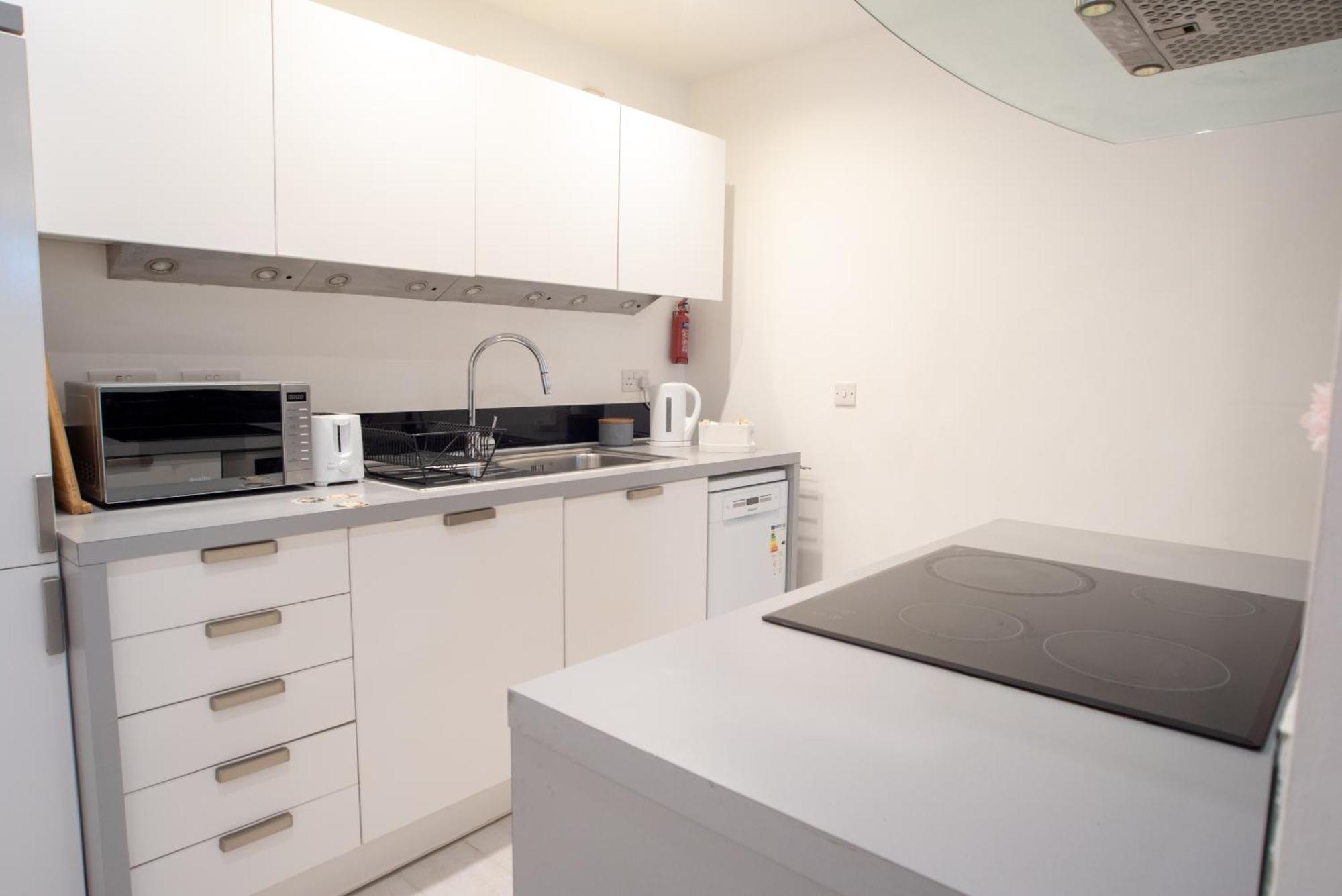 Two-Bedroom Luxury Apartment With Workspace, Free Secure Parking & Coffee Бирмингам Екстериор снимка