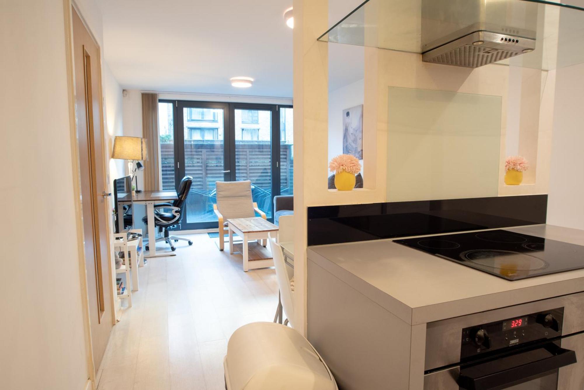 Two-Bedroom Luxury Apartment With Workspace, Free Secure Parking & Coffee Бирмингам Екстериор снимка