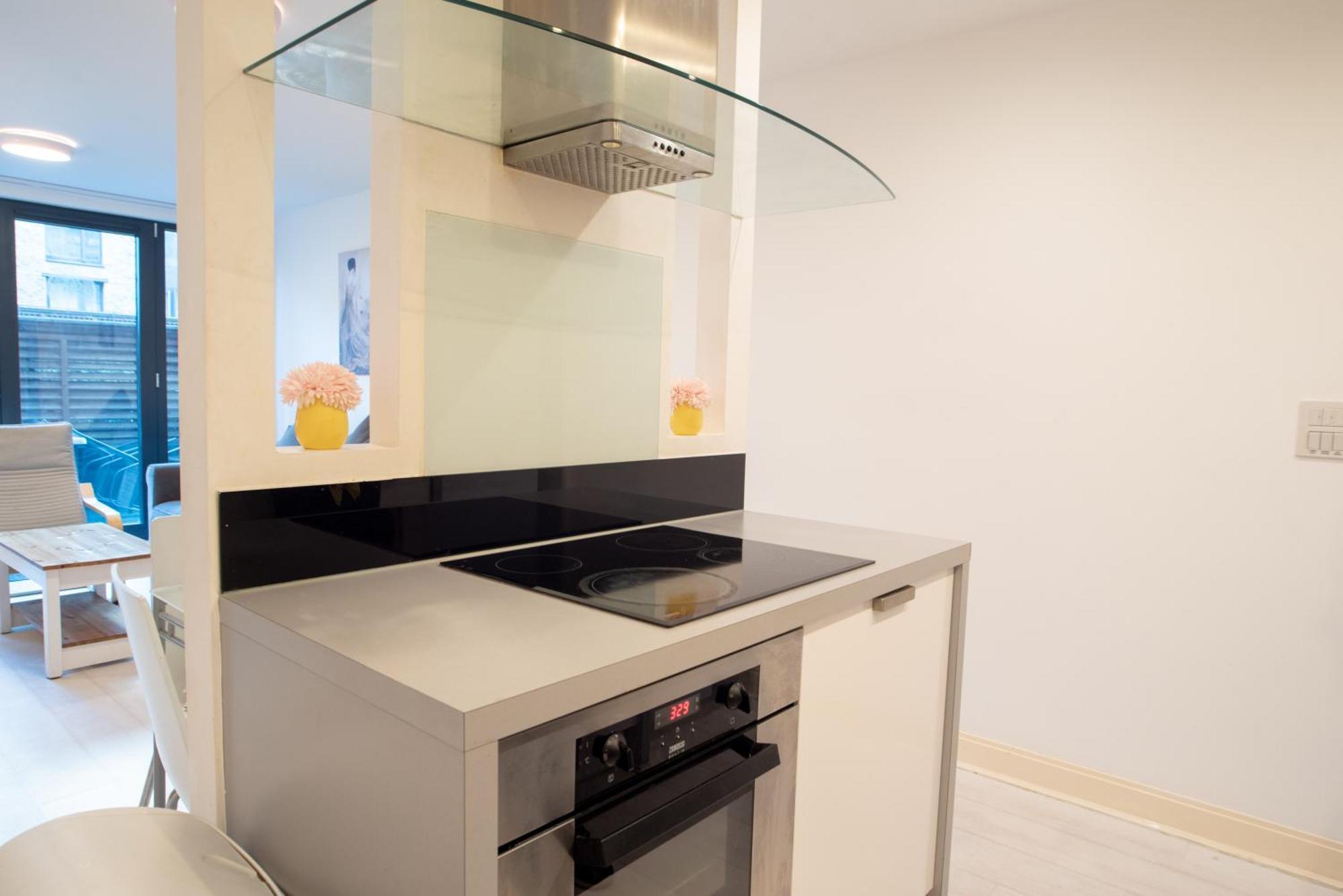 Two-Bedroom Luxury Apartment With Workspace, Free Secure Parking & Coffee Бирмингам Екстериор снимка