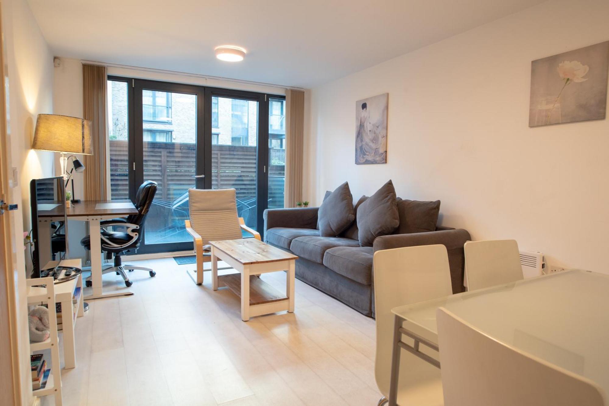 Two-Bedroom Luxury Apartment With Workspace, Free Secure Parking & Coffee Бирмингам Екстериор снимка