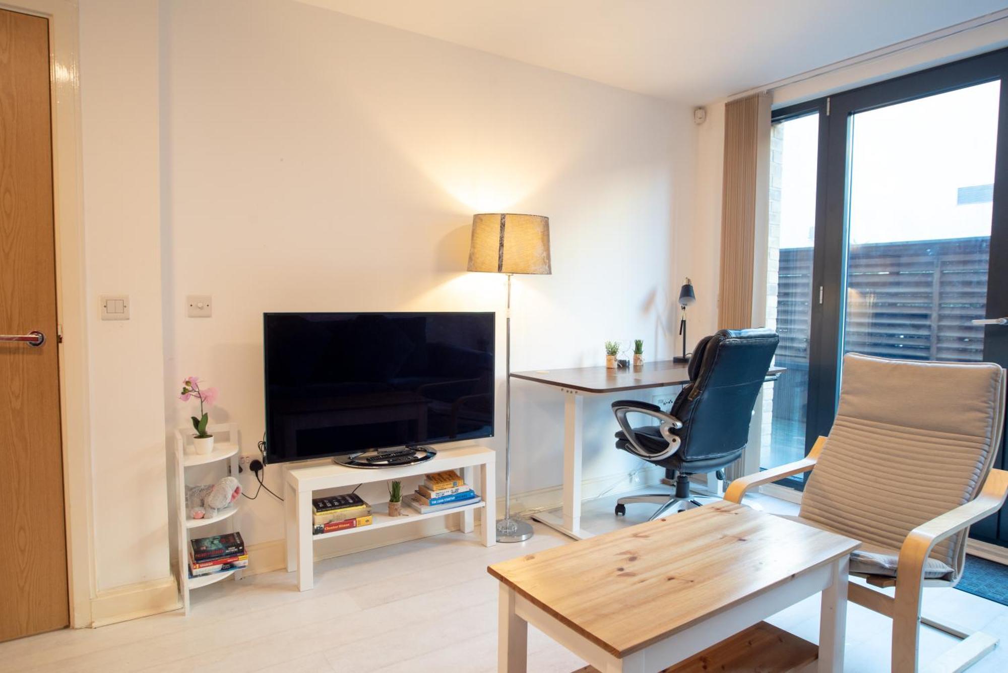 Two-Bedroom Luxury Apartment With Workspace, Free Secure Parking & Coffee Бирмингам Екстериор снимка