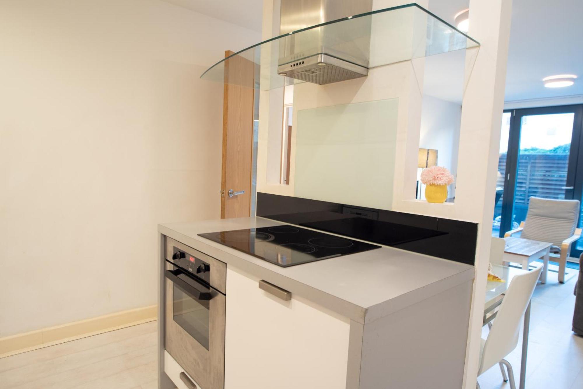 Two-Bedroom Luxury Apartment With Workspace, Free Secure Parking & Coffee Бирмингам Екстериор снимка